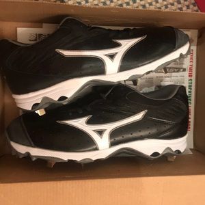 Mizuno BRAND NEW metal softball cleats size 9